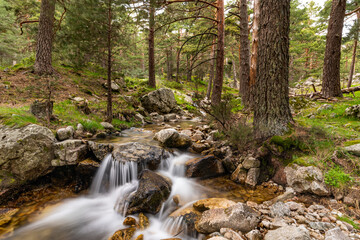 Larga exposición del rio en la montaña 