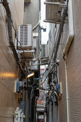 東京都新宿区の繁華街の街並みの景色