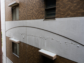 街中にある建物劣化箇所