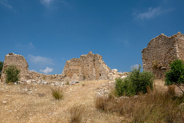 The remains of an Opramoas monument, aqueduct, a small theater, a temple of Asclepius, sarcophagi, and churches from Rhodiapolis, which was a city in ancient Lycia. Today it is located in Kumluca. 