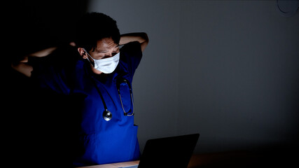 過酷な労働で残業する男性医師