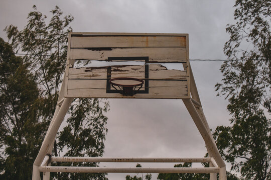 Chanca de baloncesto en un día nublado