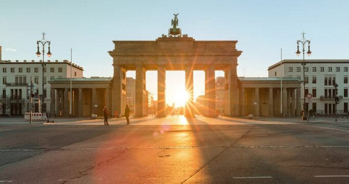 Timelapse of the sun rising behind the Brandeburg Gate in central Berlin, historic place of the Berlin Wall in 4k