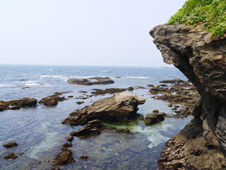 岩肌の目立つ海岸