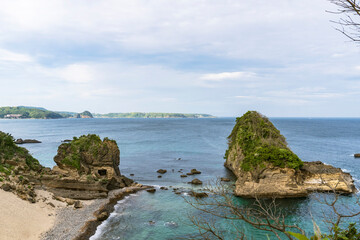 Fototapeta premium 龍宮窟から見える洞窟がある海岸／静岡県下田市【伊豆半島ユネスコ世界ジオパーク】