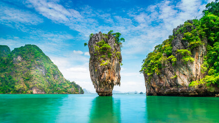 Panele Szklane Podświetlane  Zdumiony przyroda malowniczy widok krajobraz wyspa Jamesa Bonda zatoka Phang-Nga, atrakcja słynna popularna atrakcja turystyczna podróż Phuket Tajlandia letnia wycieczka na wakacje, turystyka piękne miejsce docelowe Azja