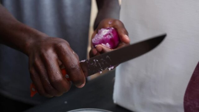 Cutting the onions into the eggs when making the African street ,