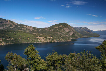 Fototapeta premium Beautiful landscape formed of forest, mountains and a lake on a beautiful day of alone and colorful foliage. San Martín de los Andes, Argentina landscape. 