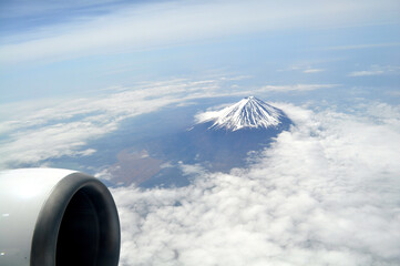 日本　空から見た雪化粧をした富士山