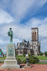 Obraz premium monument of second Massachusetts infantry with church