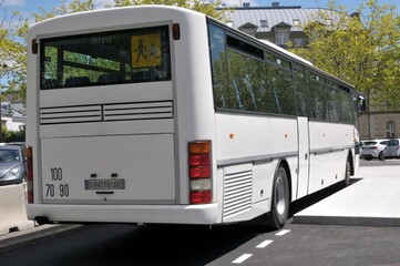 Bus scolaire français garé sur un parking