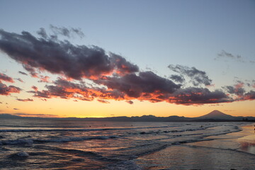 Fototapeta na wymiar富士山と伊豆半島を鵠沼海岸から見る夕焼けの景色 