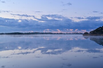 朝焼けに染まる静かなウトナイ湖の情景＠北海道