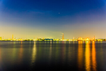 Fototapeta premium 堺泉北臨海工業地帯の夜景と停泊中の船。高石市側から