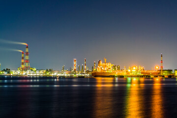 堺泉北臨海工業地帯の夜景と停泊中の船.
高石市側から