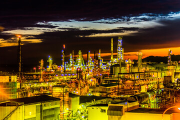室蘭工場夜景。薄暮の空とライトアップされた工場。