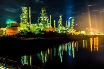 Fototapeta na wymiar 室蘭工場夜景、水面に反射する光。北海道