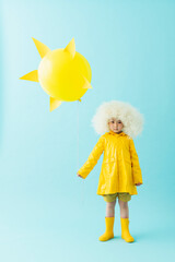 風船を持つ女の子のポートレート