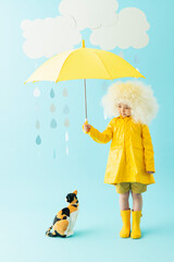 傘をさす女の子のポートレート