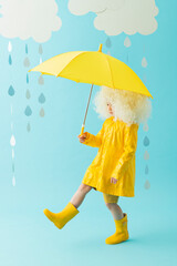 傘をさす女の子のポートレート