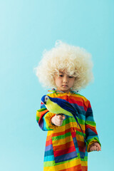 手に鳥を乗せた女の子のポートレート