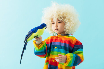 手に鳥を乗せた女の子のポートレート