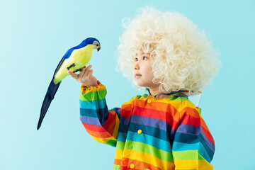 手に鳥を乗せた女の子のポートレート