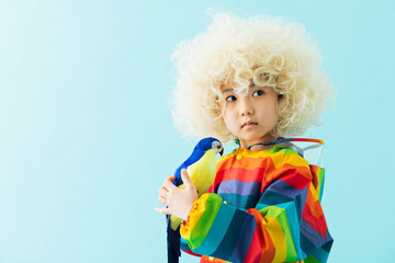 手に鳥を乗せた女の子のポートレート