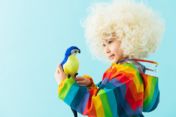 手に鳥を乗せた女の子のポートレート