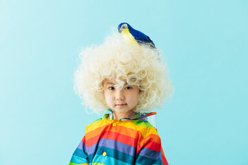 頭に鳥を乗せた女の子のポートレート