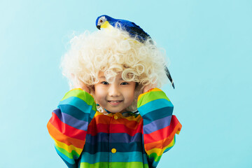 頭に鳥を乗せた女の子のポートレート