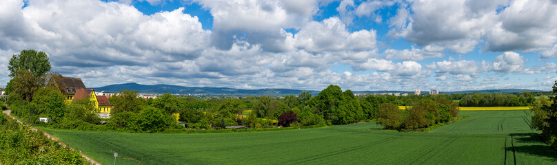 Blick über das Niddatal im Norden von Frankfurt am Main mit dem Mittelgebirge Taunus im Hintergrund, Hessen, Deutschland