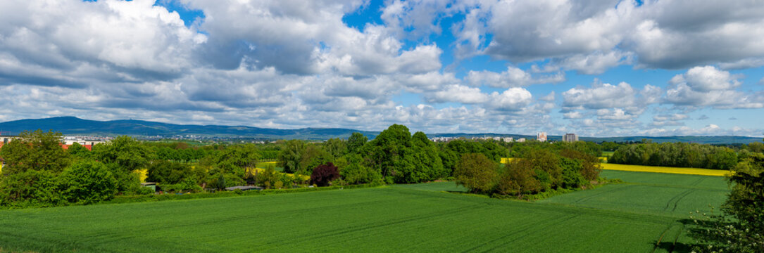 Blick &uuml;ber das Niddatal im Norden von Frankfurt am Main mit dem Mittelgebirge Taunus im Hintergrund, Hessen, Deutschland