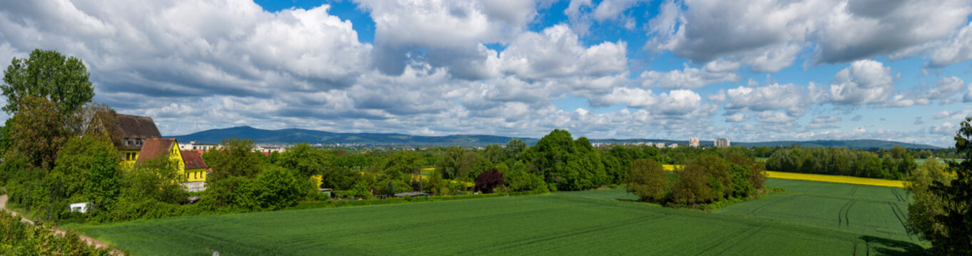 Blick &uuml;ber das Niddatal im Norden von Frankfurt am Main mit dem Mittelgebirge Taunus im Hintergrund, Hessen, Deutschland