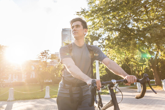 Man walking carrying his bike in Chicago