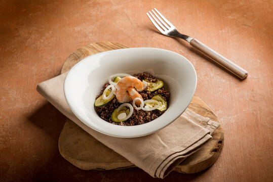 red quinoa salad with shrimp and zucchinis