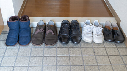 玄関に並んだ靴。
