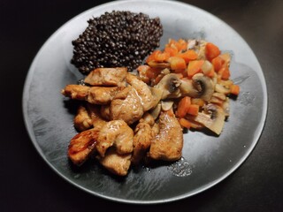 Fait maison - Poulet, lentilles beluga et légumes