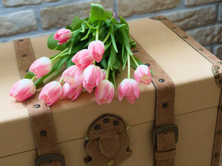 Bukiet tulipanów na starej skrzyni - obrazy, fototapety, plakaty