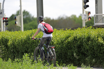 junger mann auf einem fahrrad mit einem rucksack