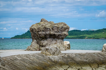 沖縄本島、海中道路の展望台近くにある「象の鼻」の様に湾曲した琉球石灰岩で造られた堤防