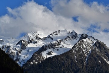 Piękno majestatycznych ośnieżonych szczytów alpejskich gór