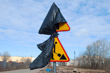 Znak ostrzegawczy roboty drogowe zasłonięty czarną folią © Marek Stokowski