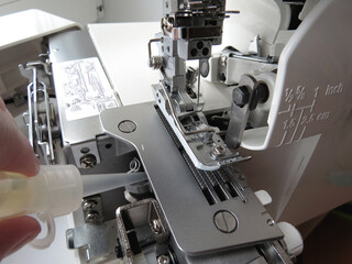 Repair and maintenance of sewing machines. Oil lubrication of sewing machine parts. Overlock sewing machine