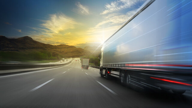 LKW Truck Lastwagen einer Spedition fährt auf der Autobahn bei Sonnenuntergang.