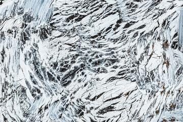 劣化してひび割れた塗装面