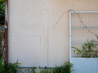 【住宅壁面劣化】街中にある建物劣化箇所