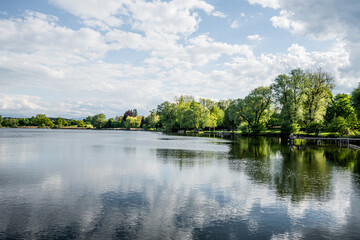 Fototapeta na wymiar Urlaub in Bayern, am Dietlhofer See, Badespaß, am See, Entspannung