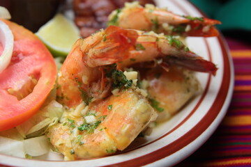 Ceviches con platano frito, camarones plato fuerte