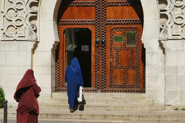 Deux femmes musulmanes entrant dans une mosquée